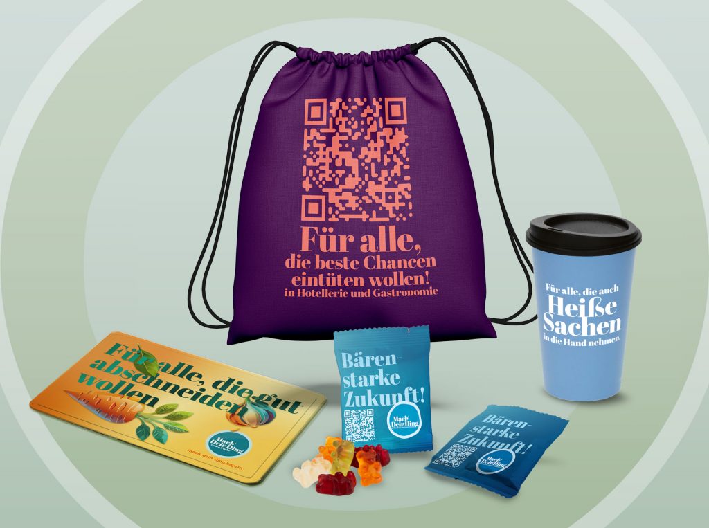 werbeartikel, wie ruckdackbeutel, trinkbecher, schneidebrett und gummibärchen für den dehoga bayern